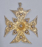 Enorme e antiga 'Cruz de Malta' em prata portuguesa filigranada, dourada e com detalhes em esmaltes. Possui dois contrastes no aro. Medida total:. 13 x 11 cm.