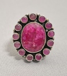 Anel em prata de lei, cravejado por Rubis indianos, sendo 13 menores redondos e Rubi central grande, lapidação oval. Aro 24.