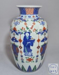 CHINA, DINASTIA QING - PERÍODO KANGXI (1662-1722) marca honorífica JIA JING (1522-1566), Vaso Wucai de porcelana chinesa, decorado com figuras Hehe Erxian com molduras estilizadas em forma de lanterna floral. Motivos em grega no gargalo, borda com folhas de bananeira na base. Med. 33 cm. Possui fio de cabelo no bojo. ------ https://www.lot-art.com/auction-lots/Chinese-Porcelain-Wucai-Vase-Transitional-17th-Century/169-chinese_porcelain-12.12.20-oakridge