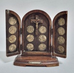 Pequeno altar de viagem em Jacarandá e Prata com as 13 estações de Cristo. Med. 13 x 15 cm aberto