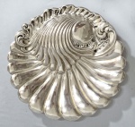 Antigo centro de mesa no estilo italiano em metal banhado a prata; no formato de concha. Corpo em gomos e recortes. Sem marca visível. Med. 35 cm. Pequeno desgaste.