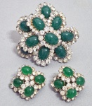 Anos 40 - Antigo conjunto composto por grande broche e brincos de pressão em metal prateado, pedras brancas e cabuchons em vidro URALINA na cor verde Jade. Somente o broche reage à luz UV (Ver foto 4). Med. 6.5 x 6.5 e 3 x3 cm