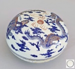 rara caixa em porcelana chinesa azul e branco com vermelho cobre ( copper) dragão e fênix. Med. 28 x 18 cm.