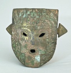 Máscara cerimonial pre colombiana. Metal, dourações, oxidações. Med.  24 cm de altura por 25 cm de largura (de seta a seta),