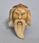 SILVIO BRETAS - Antigo anel em marfim " Cabeça de oriental", destalhes em ouro. Assinado. Tamanho: 3 cm x 3 cm, peso: 5 gramas. Aro 13/14