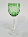 BOHEMIA - Taça em cristal overlay verde Esmeralda, bojo com profusa lapidação. Haste facetada. Med. 21 cm