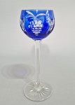BOHEMIA - Antiga taça em cristal em overlay azul, bojo lapidado com folhas e cachos de Uvas. haste facetada e base estrelada. Med. 20 cm