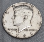 HALF DOLLAR KENNEDY - Primeira versão 1964. Prata 900 (Último ano onde as moedas americanas foram cnhadas em prata 900, em 1965 já passaram para teor 400). -- VER MAIS ----https://coinweek.com/1964-kennedy-half-dollar-a-collectors-guide/ --- O que torna uma moeda de meio dólar Kennedy de 1964 rara? A moeda de meio dólar Kennedy é uma das moedas numismáticas de circulação mais populares dos Estados Unidos . Mais de cinquenta anos após seu lançamento inicial, ela continua sendo uma das favoritas entre colecionadores do mundo todo.A moeda de meio dólar Kennedy de 1964, em particular, é valiosa tanto para colecionadores de prata quanto para investidores. Sua combinação de designs impressionantes e alta pureza de prata faz da moeda de meio dólar Kennedy de 1964 uma oportunidade de investimento excepcional para consumidores interessados em moedas americanas clássicas .