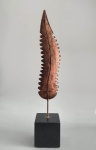 Grande escultura em metal acobreado no formato de grande palma. Base em madeira. Autor não identificado. Med. 82 cm.