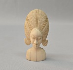 Pequeno e antigo busto feminino em marfim Africano. Med. 9 cm. Fios de cabelo do tempo.