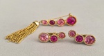 SARAH COVENTRY (Ativa entre 1949 e 1984) - ANOS 50 - Conjunto composto por par de brincos de pressão e broche em metal dourado e cristais na cora Rosa. Assinados. Medida total do broche 9 cm  ---- A Sarah Coventry foi fundada por Charles H. Stuart em 1949 como uma empresa irmã da Emmons Jewelry Inc. O nome da empresa é uma homenagem à neta de Stuart, Sarah. A Sarah Coventry não desenhava nem fabricava suas joias, que eram vendidas em reuniões domiciliares, em vez de lojas. Essas reuniões eram organizadas pelas "Diretoras de Moda" em suas próprias casas. A produção de joias foi interrompida no início da década de 1980, sendo retomada apenas no início dos anos 2000. As primeiras joias da Sarah Coventry eram marcadas com "Coventry". Outras marcas utilizadas foram "Sarah Coventry", "SC", "Sarah", "Sarah Cov" e "SAC".  ------https://www.colasantiaste.com/uk/auction-0130/sarah-coventry-vintage-bijou-brooch-41515 ----https://www.colasantiaste.com/uk/auction-0130/sarah-coventry-vintage-bijou-brooch-41516 -------