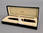 Caneta Cross Coventry Tinteiro Preta Com Dourado At0666-11 Tinta Azul Exterior Preto E Dourado. No estojo. Acompanha recipiente para refil.