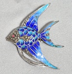 Antigo broche alemão no formato de Peixe Anjo (Angel Fish) em Prata de lei 935,esmaltes guolliche e Marcassitas. Contrastado. Faltam duas pedras. Med. 4 x 3 cm. -------https://www.etsy.com/pt/listing/1345986390/broche-de-marcasita-esmaltado-peixe ---- https://gem.app/product/angel-fish-pin-of-german-enamel-on-sterlng ------  https://www.kleinanzeigen.de/s-anzeige/antike-brosche-silber-emailie-fisch-markasiten/3286380721-157-6272    ------
