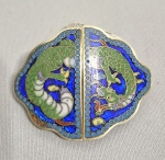 Antiga fivela chinesa de cinto, decorado com rdagão em cloisonné e detalhes dourados. Fundo em metal prateado. Período Republicano. Med. 6 x 4.5 cm