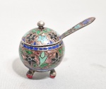 Saleiro individual em Prata e esmaltes, com colherinha. Possivelmente Russo. Med. Peso: 33 gramas.