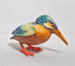 Excepcional e expressiva escultura japonesa de coleção, Séc.XIX/XX de pássaro Martin Pescador (Kingfisher), plumagem e detalhes delicadamente esculpidos a mão. Variada policromia com pouco desgaste. Med. 8 x 5 x 3 cm