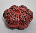 Caixa chinesa em Laca cinnabar no formato de abobora. Med. 15 x 08 cm