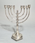 Menorah em prata de lei 925. Pesolíquido: 122 gramas. Med. 20 x 15 cm