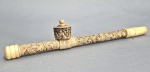 Cachimbo longo chinês para Ópio em Marfinite e partes em osso. (sem função, apenas decorativo) decorado com figura de dragões, sábios e outros elementos. Med: 37cm
