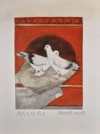 HE MUQUN (HOO MOJON, 1924-2012) - IMPORTANTE E RARA SERIGRAFIA CHINESA RETRATANDO POMBOS, MEDINDO 22 X 29 CM  ------ http://art.china.cn/txt/2025-04/03/content_43074149.htm