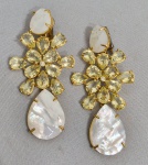 Par de grandes brincos para festa em pedras amarelas e madreperolas. Med. 7 cm.