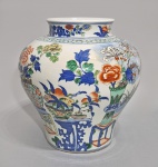 CHINA, DINASTIA QING, primeiros anos de reinado do imperador KANGXI (1662-1722) ainda sob tutela e a influência Imperatriz Viúva XIAO ZHUANG WEN (1613-1688) -- Raro vaso em porcelana chinesa WUCAI, elaborada decoradação no padrão vasos, frutos e flores. Fundo sem esmalte e sem marca. Integro. Sem tampa. Obs: dentro do bocal, possui um fio craquelado apenas no esmalte, sem chegar na porcelana. Med. 27 x 25 cm. - REFERÊNCIAS VICTORIA AND ALBERT MUSEUM (Inglaterra) ----- https://collections.vam.ac.uk/item/O496870/jar-and-lid-unknown/   --- PORTAL CULTURAL CHINÊS -------  https://www.sohu.com/a/281805995_100200966