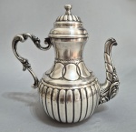 Grande bule, séc.XIX/XX em metal. Sem marca. Med. 29 x 26 cm