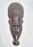 Máscara africana esculpida em bloco de Ébano. Med. 37 cm