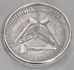 Conjunto composto por petisqueira em pesado cristal moldado, canelado, decorado com facha satinada e ornada com relevo de flores, divida em 3 compartimentos. Borda em metal folheado a prata. Acompanha 3 garfinhos para petiscos. Med. 22  e  12 cm