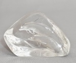 MAT JONASSON - Peso de papel em cristal sueco lapidado com figuras de golfinhos. Assinado e numerado. Med. 08 x 11 cm.