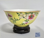 Tigela chinesa em estilo esgrafito com fundo amarelo Famille Rose, marca Qianlong, século XVIII/XIX. ------- https://tianxia.com.hk/product/00849-%e9%bb%84%e5%9c%b0%e8%bd%a7%e9%81%93%e7%b2%89%e5%bd%a9%e6%8a%98%e6%9e%9d%e8%8a%b1%e7%ba%b9%e7%a2%97/# ------https://www.coronariauctions.com/en/auction-march-2022-asian-european-and-islamic-arts/9598-a-chinese-famille-rose--yellow-ground-sgraffito-bowl-qianlong-mark-18th-19th-c  ------- https://www.carlobonte.be/auction-lot/a-chinese-famille-rose-on-sgraffito-yellow-ground_e924cfa902 ----- https://www.chiswickauctions.co.uk/auction/lot/400-a-chinese-famille-rose-yellow-ground-sgraffito-bowl/?lot=274756 ------