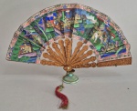 CHINA, DINASTAI QING, primeira metade do séc. XIX - Excepcional leque chinês mandarim, original de CANTÃO, com ambos os lados pintados a mão, fartamente decorado com delicadas figuras da corte, flores, moedas duplas e paisagens. Detalhes com ealces a Ouro, rostos feitos em finas lâminas de Marfim, aplicados sobre o papel (vide fotos extras). Hastes em madeira de Sãndalo esculpidas. Caixa original em madeira laqueada. Possui marcas do tempo e desgastes. 42 x 22 cm. Peça com cotação internacional. Leque similar do mesmo período é o destaque de capa do ASIAN ART MUSEUM ( vide foto 5 e link ao lado) ---------------------> https://exhibitions.asianart.org/exhibitions/delightful-luxury-the-art-of-chinese-lacquer/ ede VER COTAÇÕES -----> https://www.proantic.com/en/display.php?id=684784 -------> https://www.1stdibs.com/en-gb/furniture/asian-art-furniture/lacquer/19th-century-chinese-gilt-lacquer-fan-mother-pearl-faces-lacquer-box/id-f_20484562/