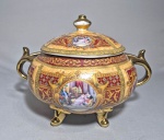 Terrina com tampa, ricamente ornamentados em tons de vinho e dourado com aplicações em relevo e cenas galantes centrais, alças e pés com acabamento dourado; Med.