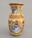 Vaso, ricamente ornamentados em tons de vinho e dourado com aplicações em relevo e cenas galantes centrais, alças e pés com acabamento dourado; altura do maior 30 cm; apresentam sinais de uso e desgaste compatíveis com o tempo.