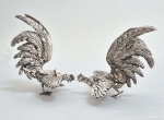 Par de antigos galos em metal folheado a prata. Med. 21 x 16 x 16 cm  cada.