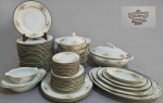 DRAGON CHINA JAPAN - Antigo aparelho de jantar em porcelana japonesa, anos 60/70, composto por: 4 travessas ovais rasas, 2 pratos grandes redondos para servir, 2 travessas fundas ovais, 2 travessas fundas redondas ( uma com fio de cabelo), 1 sopeira, 1 molheira, 1 legumeira, 24 pratos rasos, 12 pratos fundos, 12 pratos de sobremesa, 12 pires. Total 73 peças.