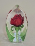 MAT JONASSON - Peso de papel em cristal sueco lapidado com imagem de Rosa vermelha. Med. 10 x 05 cm. Assinado e com selo do artista.