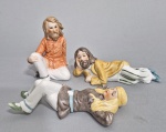 NORLEANS (Taiwan) - Anos 60/70 - Conjunto com figuras em 'biscuit', representando "HIPPIES", com figurino característico do movimento. Med. 15 cm a maior. Etiquetas no fundo.