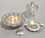 Lote com 3 pequenas peças em prata de lei 925. Sendo caixinha, cinzeiro e potinho com pires e tampa. Peso líquido: 86 gramas.