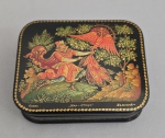 Antiga caixinha russa em charão, pintada a mão. Med. 7.5 x 6 x 3 cm  ---- https://www.themoscowtimes.com/2019/12/31/miniature-miracles-russian-painted-lacquer-boxes-a68714  ---- https://cherrycache.org/2020/08/23/the-legendary-art-of-the-russian-lacquer-miniature/