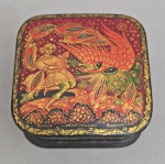 Antiga caixinha russa em charão, pintada a mão. Med. 7 x 7 x 3 cm ---- https://www.themoscowtimes.com/2019/12/31/miniature-miracles-russian-painted-lacquer-boxes-a68714  ---- https://cherrycache.org/2020/08/23/the-legendary-art-of-the-russian-lacquer-miniature/