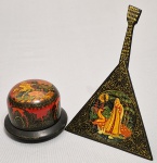 Duas antigas caixinhas russas em charão, pintadas a mão. uma no formato de balalaica e outra redonda assinada Suricov. Originárias da região de Mstera. Med. 11 x 9  6 cm a maior. --- ---- https://www.themoscowtimes.com/2019/12/31/miniature-miracles-russian-painted-lacquer-boxes-a68714  ---- https://cherrycache.org/2020/08/23/the-legendary-art-of-the-russian-lacquer-miniature/