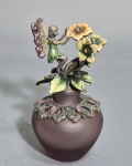 Perfumeiro em vidro purpura, guarnição em metal e pedras. tampa decorada com fada e flores.  Detalhes esmaltados. Med. 10.5 cm do maior.