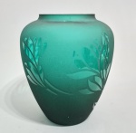 vaso, floreira em vidro fosco verde com lapidação de flores. Medindo 16cm de boca x 32cm de altura.