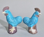 Lote com par de galos em porcelana chinesa com esmaltes azul turquesa e aubergine. Med. 12 cm