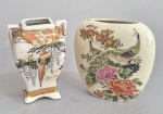 Lote com dois pequenos vasos em porcelana japonesa, decorados com pássaros e pavões. Med. do maior: 11 x 11 cm. Um deles Satsuma. Marcas na base.