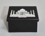Caixa de joias esculpida em pedra negra com tampa decorada com imagem do Taj Marral em delicado trabalho cravejado em Madrepérola. Med. 9 x 7 x 5 cm