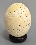 AFRICA DO SUL - Ovo de avestruz com figuras de animais selvagens delicadamente esculpidas a mão, entre eles: elefante, rinoceronte, leões, etc. Assinado S.N. MABALA. Med. 17 cm