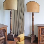 MONTPARNASSE - Par de grandes e altos tocheiros em madeira de lei, cúpulas em pergaminho.  Altura 171 cm e  medida total com cúpula 201 cm.