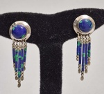 Par de brincos em prata Sterling e detalhes bastonetes e cabuchons em pedra azul e verde. Med. 4.5 cm